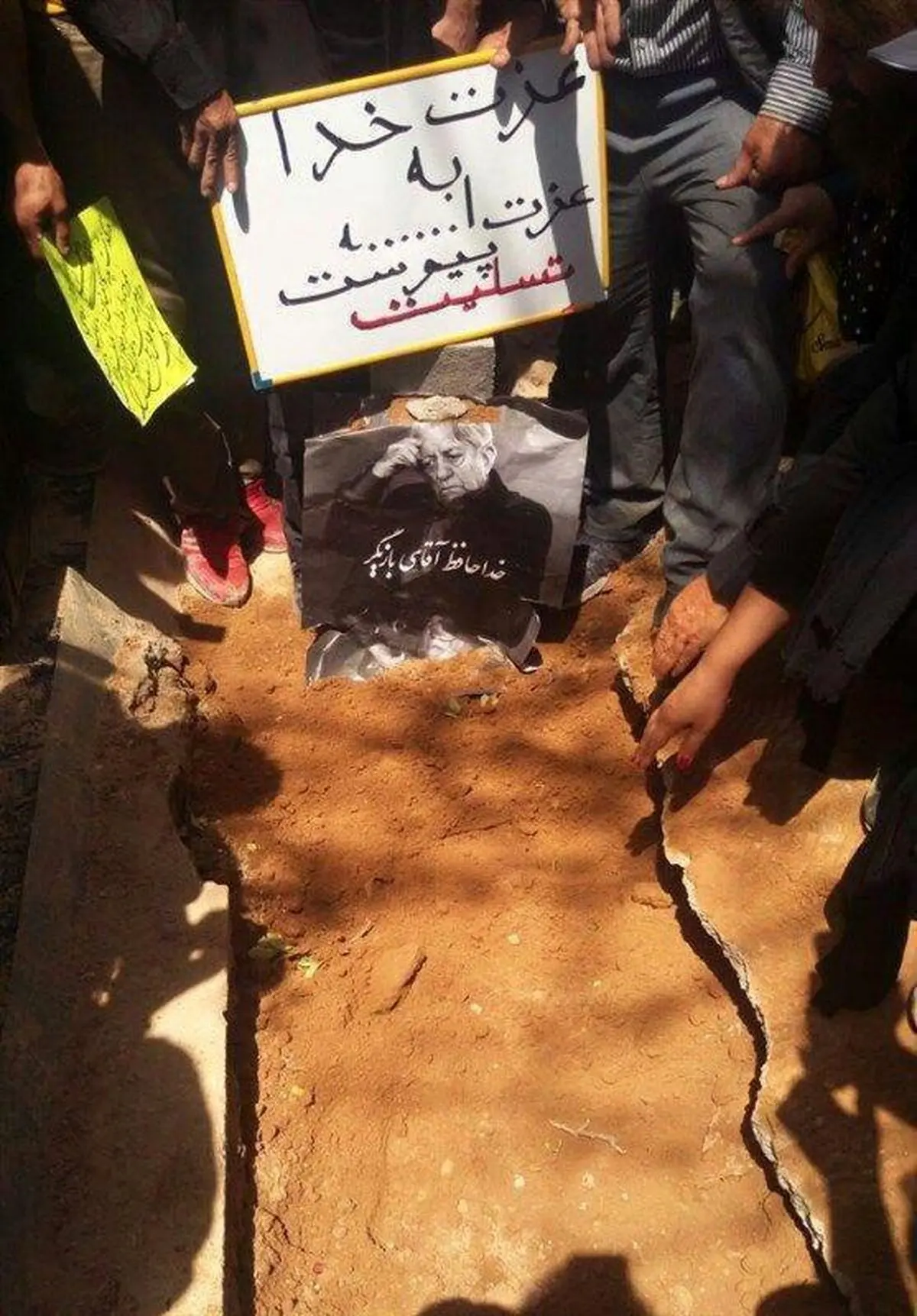 عکسی از خانه ابدی استاد عزت الله انتظامی