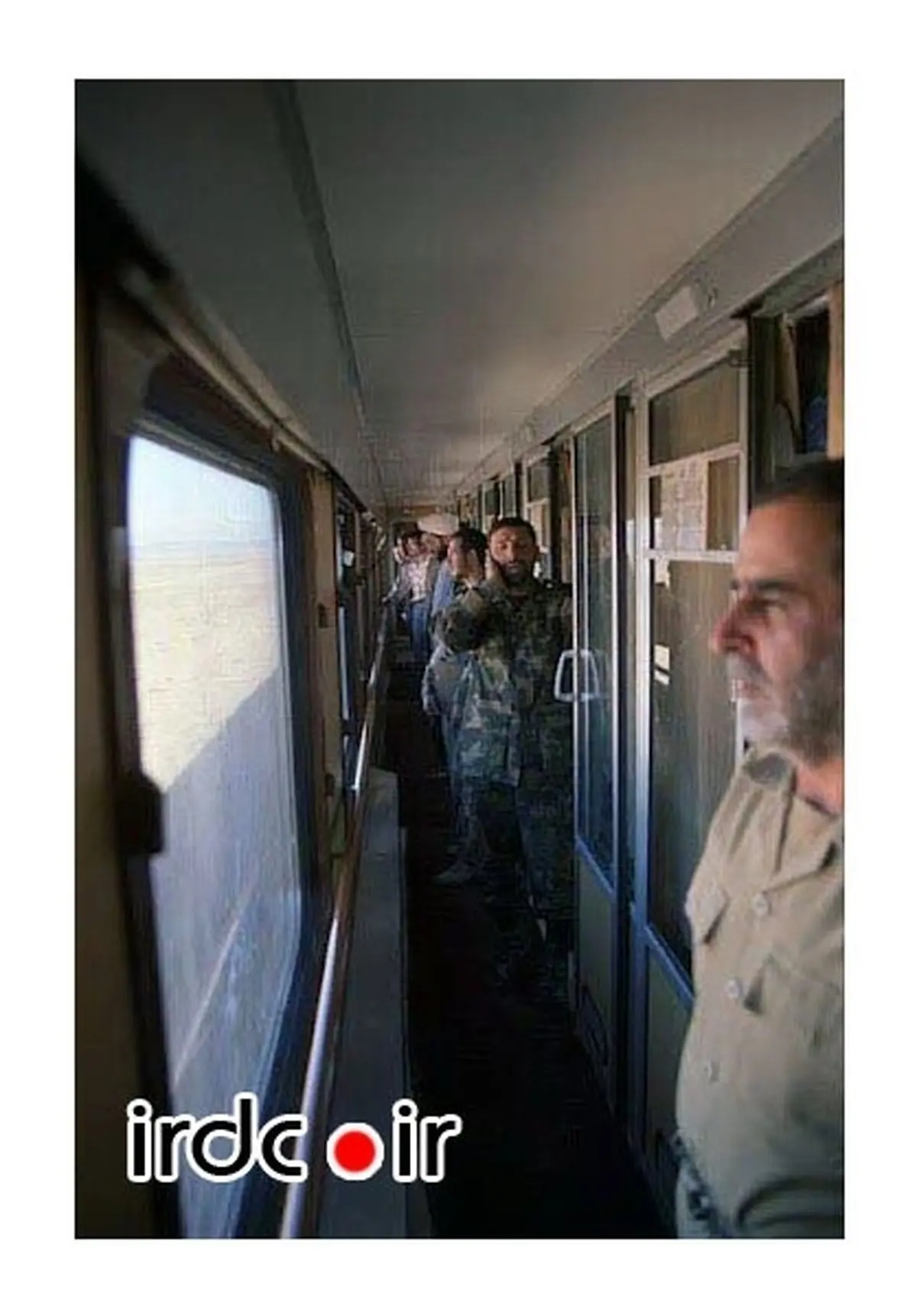 عکس/ اذان گفتن شهید صیادشیرازی در قطار