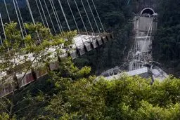 فرو ریختن پل نیمه‌کاره جان 9 نفر را گرفت/تصاویر