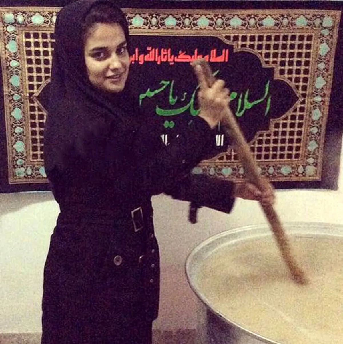 دختر طلایی ایران در حال پختن نذری! +عکس