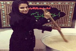 دختر طلایی ایران در حال پختن نذری! +عکس