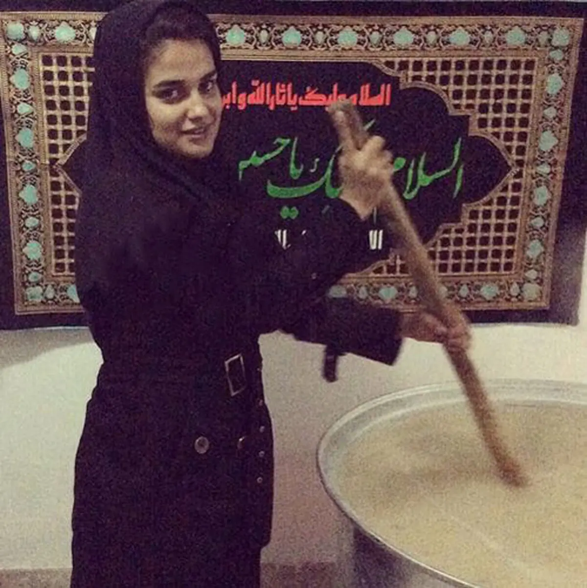 دختر طلایی ایران در حال پختن نذری! +عکس