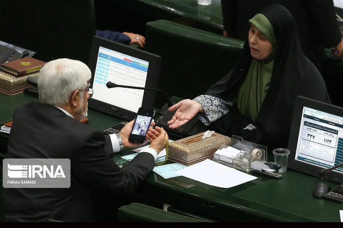 دونماینده مجلس در حال تماشای فیلم برخورد پلیس با یک دختر در پارک