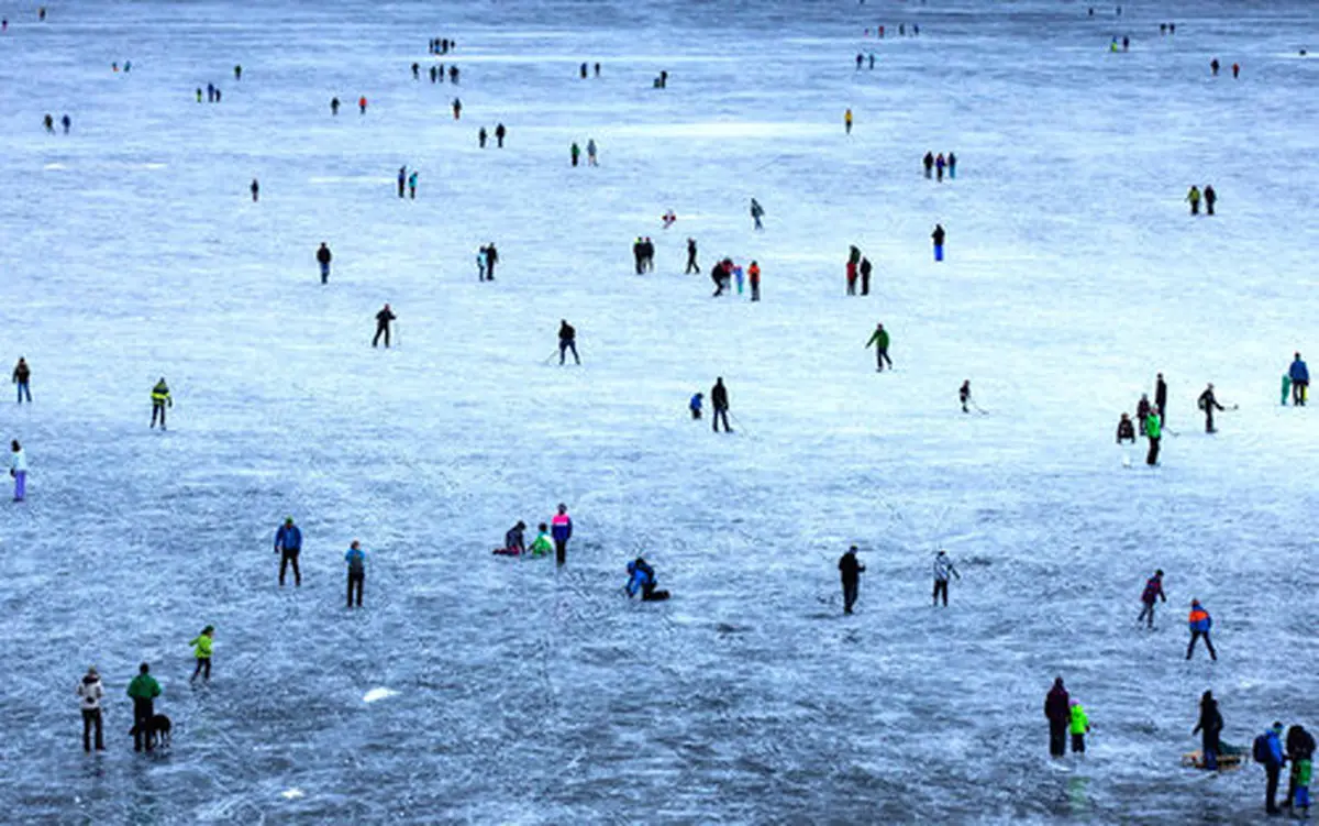 اسکیت بازی روی دریاچه ای یخ زده در سوییس /عکس