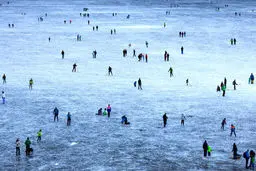 اسکیت بازی روی دریاچه ای یخ زده در سوییس /عکس