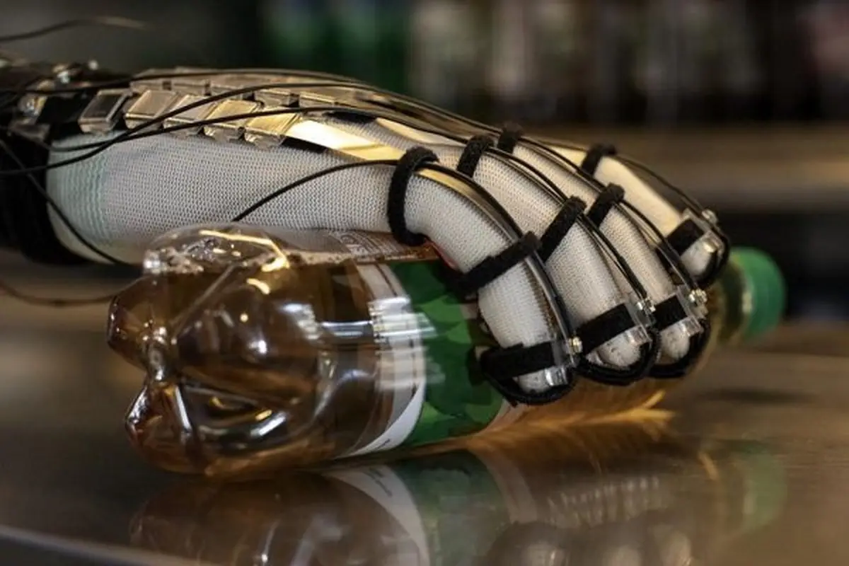 لمس اشیا در دنیای مجازی با دستکش چسبنده! + عکس