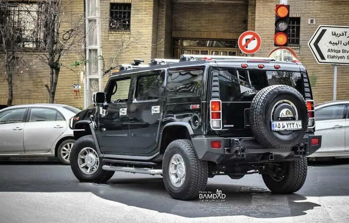 غول آمریکایی در خیابان های تهران!/ عکس