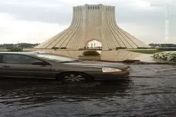 آب‌گرفتگی میدان آزادی پس از باران اردیبهشتی/تصاویر