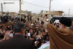 روایت تصویری از حضور صمیمانه رهبر انقلاب در بین مردم زلزله زده سرپل ذهاب