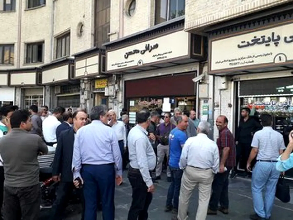 عصر سه‌شنبه بازار همچنان در شوک سقوط قیمت دلار است/ دلالان می‌گویند فردا قیمت‌ها پایین‌تر می‌آیند/ سکه در کما به سر می‌برد