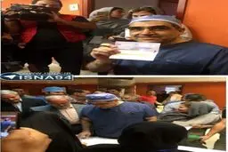 رای دادن وزیر بهداشت با لباس جراحی /عکس