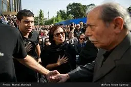 اشک های لیلی رشیدی در مراسم تشییع داوود رشیدی/عکس