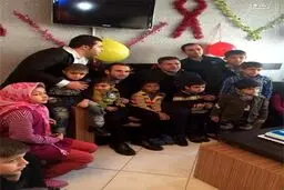 علی دایی در کنار کودکان مبتلا به ایدز/ عکس