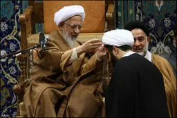 مراسم عمامه گذاری توسط آیت الله جوادی آملی/ تصاویر