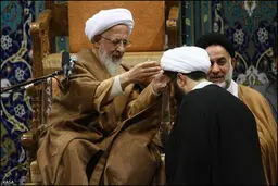 مراسم عمامه گذاری توسط آیت الله جوادی آملی/ تصاویر
