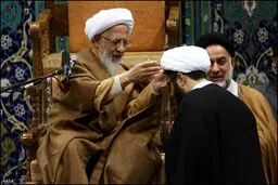 مراسم عمامه گذاری توسط آیت الله جوادی آملی/ تصاویر