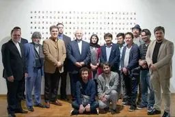 عکس یادگاری ظریف با هنرمندان افغان