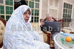 تصویری از آیت الله هاشمی در حال کار با لب تاپ