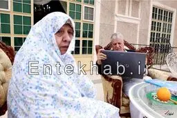 تصویری از آیت الله هاشمی در حال کار با لب تاپ