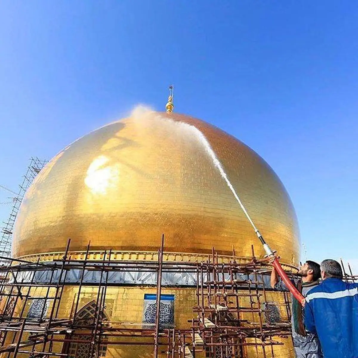 شستشوی گنبد حرم امامین عسگریین/عکس