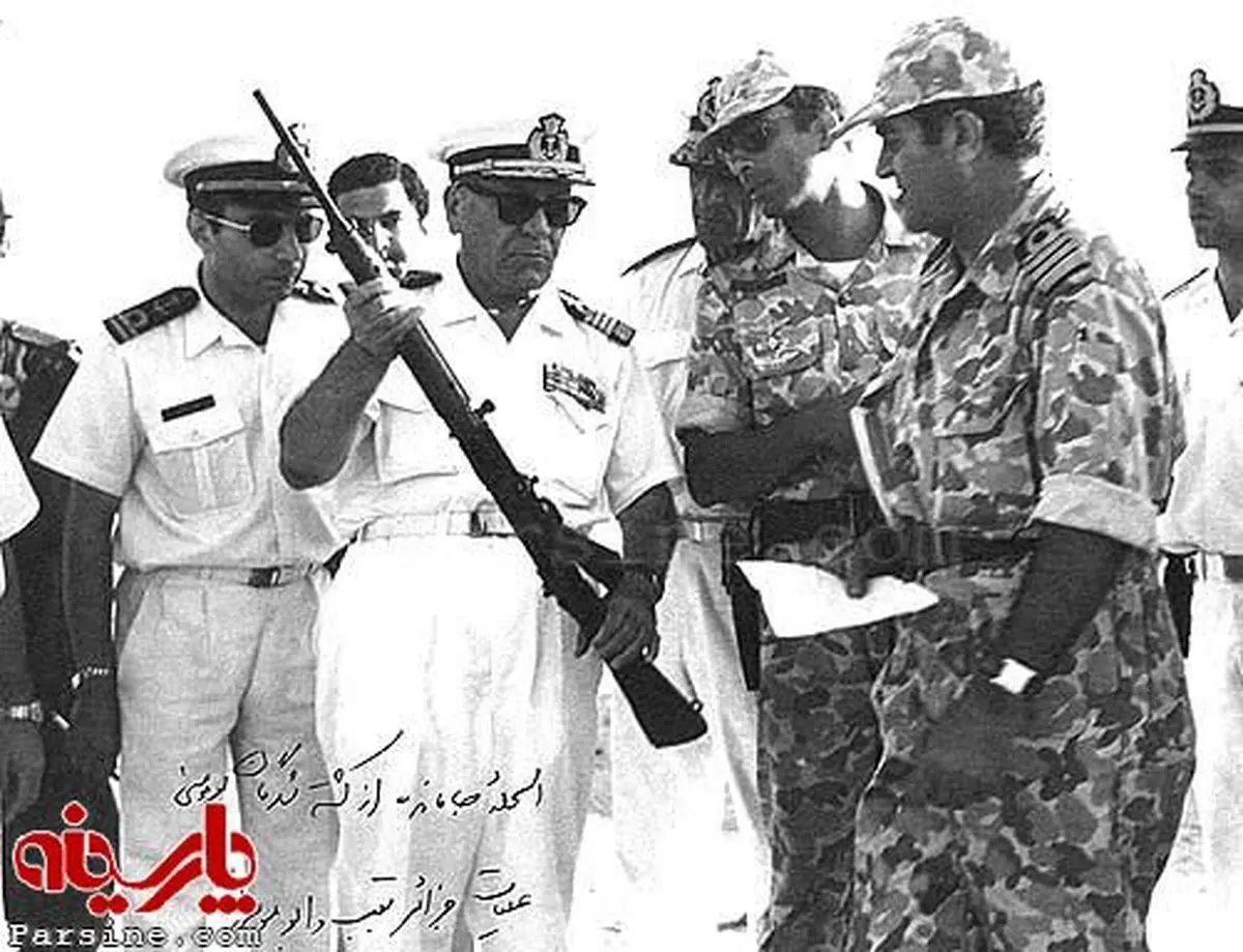 عکس:غنیمت گرفتن سلاح برجامانده از مدافعان جزیره ابوموسی/1349