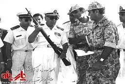 عکس:غنیمت گرفتن سلاح برجامانده از مدافعان جزیره ابوموسی/1349