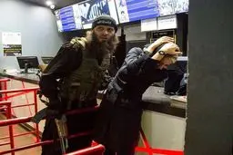 تصویری از ترس و اضطراب مردم در حاشیه اکران به وقت شام در پردیس کورش