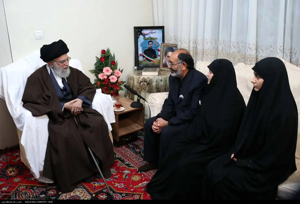 حضور رهبر انقلاب در منزل یکی از شهدای خیابان پاسداران/تصاویر