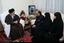 حضور رهبر انقلاب در منزل یکی از شهدای خیابان پاسداران/تصاویر