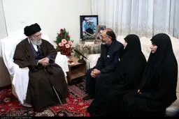 حضور رهبر انقلاب در منزل یکی از شهدای خیابان پاسداران/تصاویر
