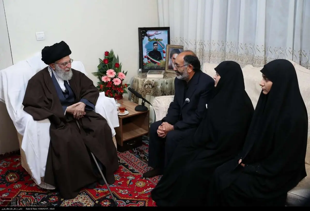 حضور رهبر انقلاب در منزل یکی از شهدای خیابان پاسداران/تصاویر