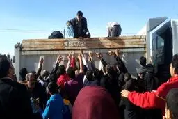 توزیع آب آشامیدنی بین زلزله‌زدگان در شهر سرپل‌ذهاب/عکس