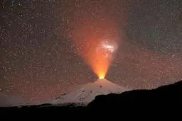 نمایی دیدنی از یک آتشفشان در شب / عکس