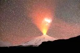 نمایی دیدنی از یک آتشفشان در شب / عکس