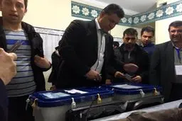 علی دایی پای صندوق رای/ عکس