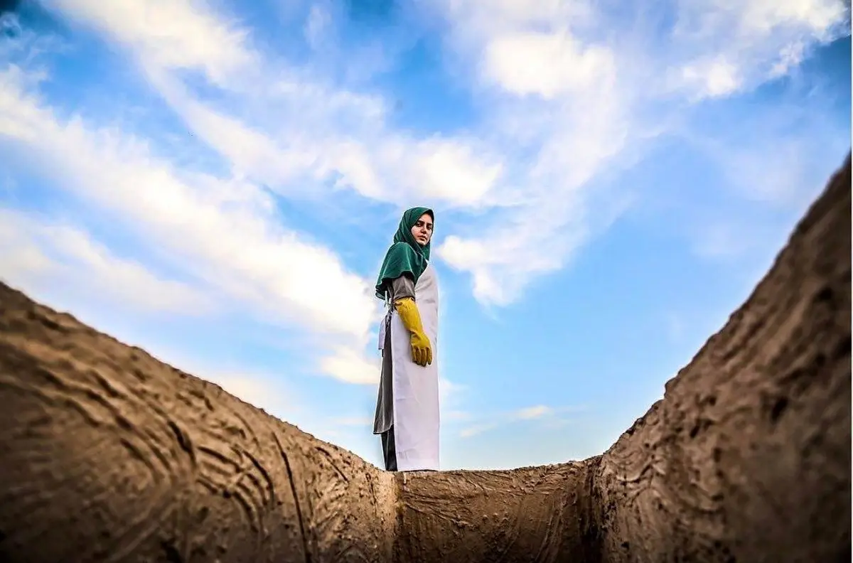 تیپ عجیب الناز شاکردوست بر سر یک قبر/عکس