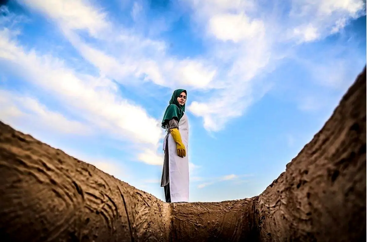 تیپ عجیب الناز شاکردوست بر سر یک قبر/عکس