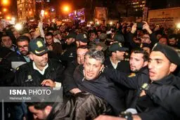 مهدی هاشمی در مقابل بیمارستان شهدای تجریش/عکس
