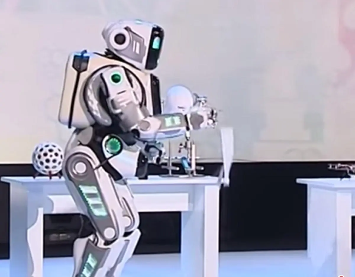 آبروریزی روباتیک در روسیه / روباتی که انسان از آب درامد! + عکس