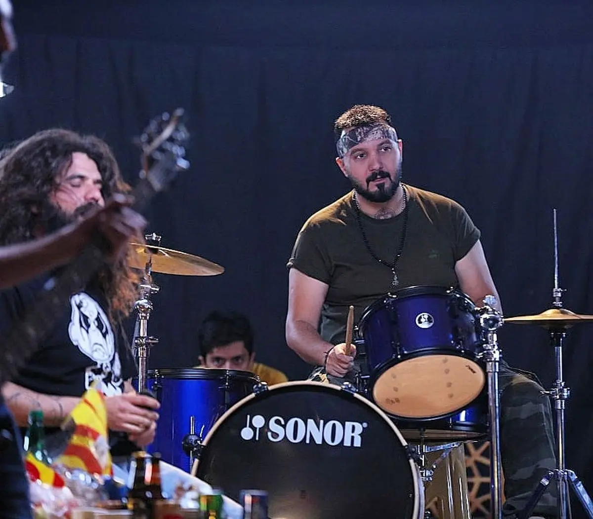 کامبیز دیرباز در یک ارکستر موسیقی + عکس