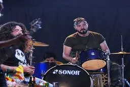 کامبیز دیرباز در یک ارکستر موسیقی + عکس