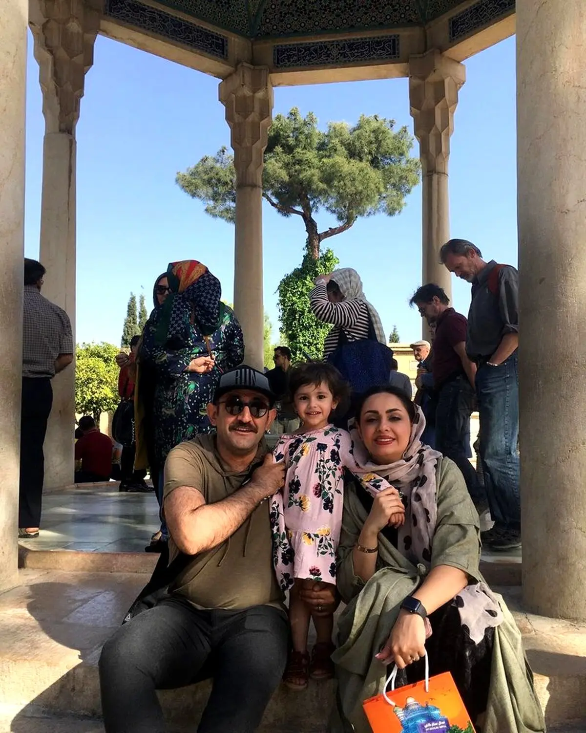 عکس/بازیگر سریال «زوج یا فرد» در کنار همسر و فرزندش در حافظیه