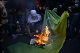برزیلی های معترض پرچم المپیک را به آتش کشیدند/عکس