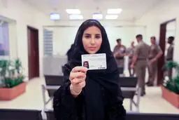 زن سعودی پس از دریافت گواهینامه رانندگی(عکس)