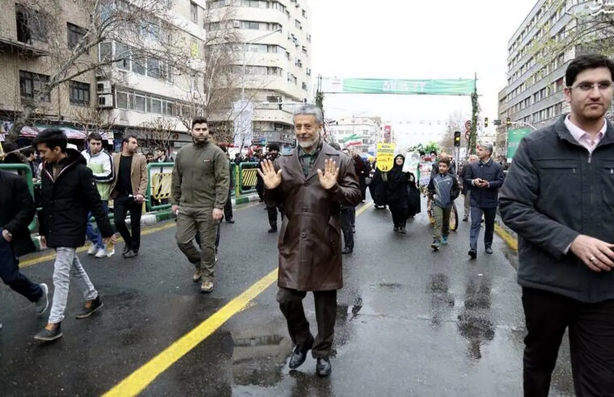 امیر سیاری در راهپیمایی ۲۲بهمن/ عکس