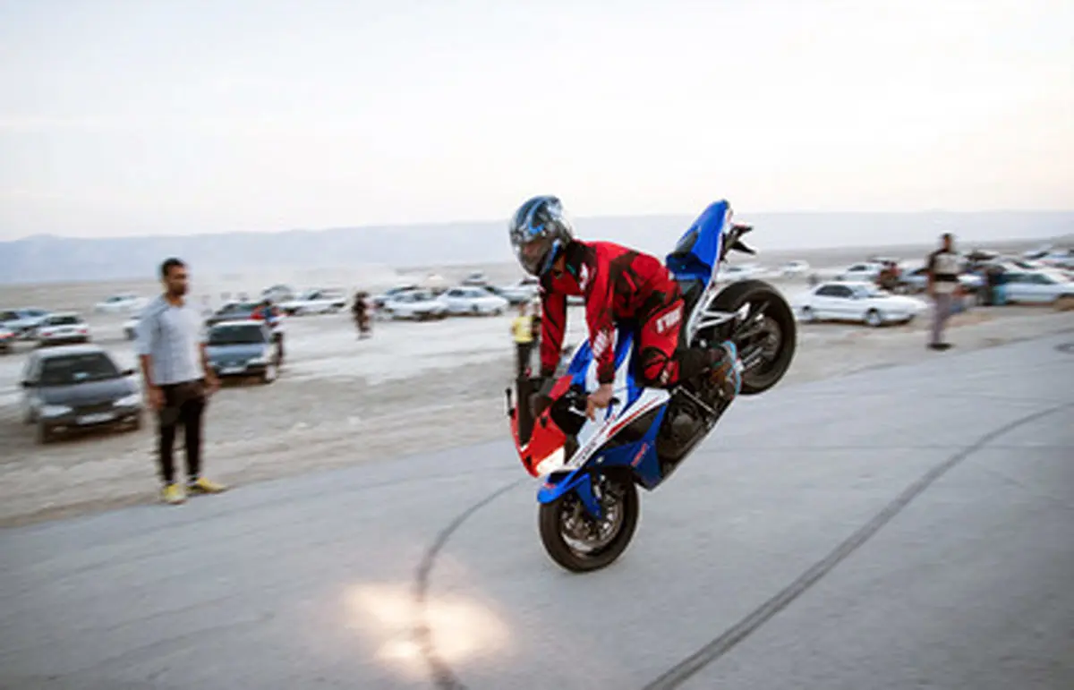 تفریح خطرناک موتورسواران در لامرد/تصاویر