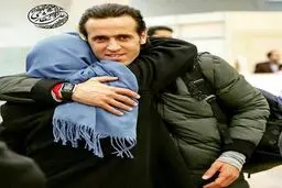 عکسی از علی کریمی در آغوش مادرش