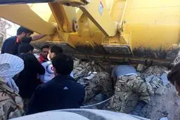 تلاش نیروهای ارتش برای بیرون کشید اجساد و زیر آوار ماندگان/عکس