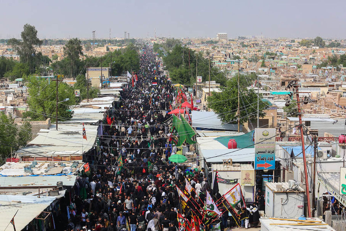 تصاویر / زوار اربعین در قبرستان «وادی السلام»