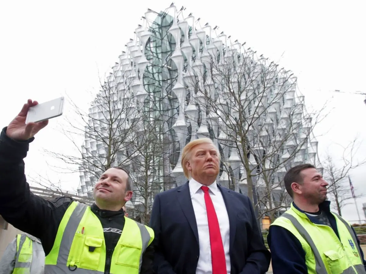 برخورد جالب خبرنگاران و مردم با مجسمه ترامپ در لندن/تصاویر